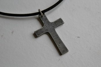 HHH Neck knife and damascus cross 001 (800x533).jpg